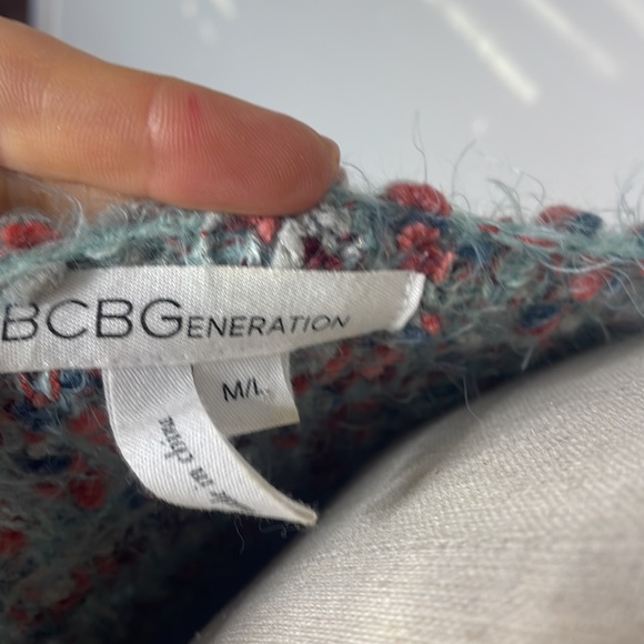 BCBG Cozy Sweater - Size Med/Large - Picture 4 of 5